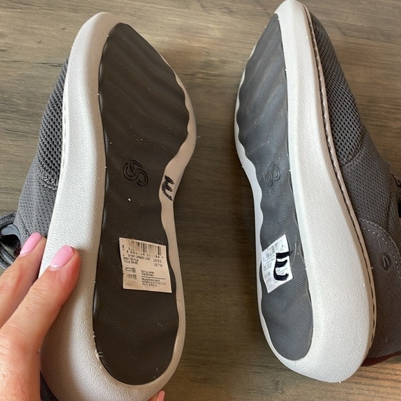 Clark’s, men’s/youth 7, women’s 8.5-9, step urban low gray tennis shoe - Picture 8 of 9